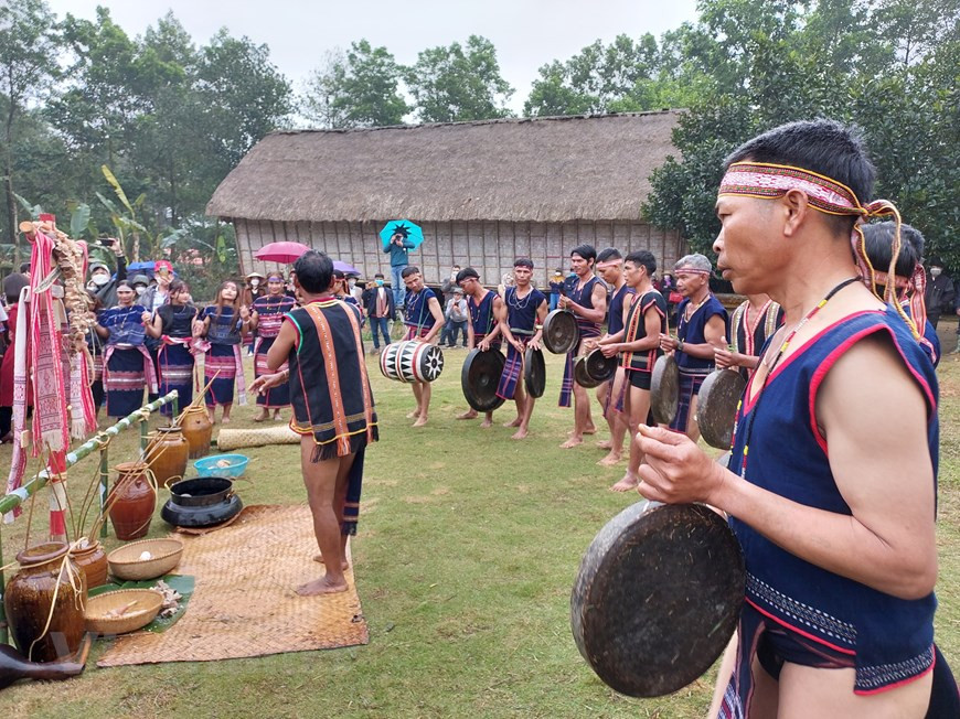 En el idioma Ba Na, la ceremonia de compromiso se denomina "Cat Rieng", o sea, ceremonia de entrega de brazalete. Los preparativos de boda, además del vino tradicional “Can”, cerdos y gallinas, incluyen necesariamente tener un par de brazaletes, dos toallas y un rollo de hilo, para que la pareja se entregue entre sí. Además, la ceremonia cuenta con dos cadenas de cerdo e hígado del mismo animal, dos chales tradicionales de ambos lados, colgados con sendos cuchillos de madera. Según la norma antigua, si una pareja se faja durante la ceremonia de boda, la muchacha tiene que colgarse del cuello con el chal y el muchacho deberá apuñalarse a sí mismo con el cuchillo. (Fuente: Vietnam+)