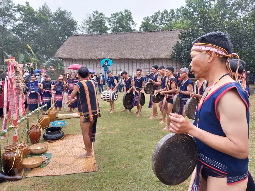 En el idioma Ba Na, la ceremonia de compromiso se denomina "Cat Rieng", o sea, ceremonia de entrega de brazalete. Los preparativos de boda, además del vino tradicional “Can”, cerdos y gallinas, incluyen necesariamente tener un par de brazaletes, dos toallas y un rollo de hilo, para que la pareja se entregue entre sí. Además, la ceremonia cuenta con dos cadenas de cerdo e hígado del mismo animal, dos chales tradicionales de ambos lados, colgados con sendos cuchillos de madera. Según la norma antigua, si una pareja se faja durante la ceremonia de boda, la muchacha tiene que colgarse del cuello con el chal y el muchacho deberá apuñalarse a sí mismo con el cuchillo. (Fuente: Vietnam+)