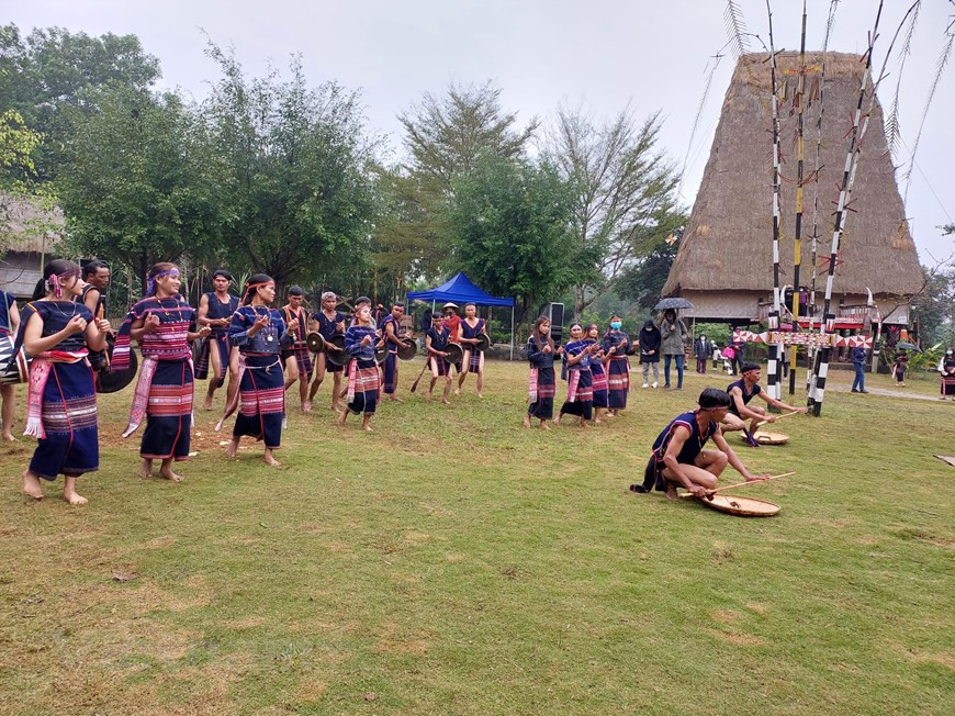 La boda se realiza primero en el hogar de la muchacha, luego la ceremonia principal se efectúa en la casa comunal, donde los pobladores pueden compartir el vino de “Can” como un reconocimiento al matrimonio. Después del casamiento, la pareja vive en la casa de la esposa durante dos años, luego se muda a la casa del esposo por dos años más, así se repite la misma secuencia para mostrar gratitud a los padres de ambos lados y, al final, la pareja puede construir su propio hogar. La ceremonia de la boda, con sus características únicas, deviene un ritual importante en la vida cultural del pueblo de Ba Na. (Fuente: Vietnam+)