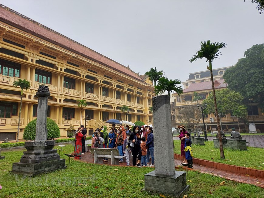 Con una extensión de cuatro mil metros cuadrados, los 10 mil documentos y objetos expuestos en el museo proporcionan a los visitantes una visión general sobre la evolución del país desde la época prehistórica hasta el actual período de Renovación, pasando por las dinastías feudales y las revoluciones por la independencia nacional. El museo preserva además importantes colecciones de objetos inestimables, procedentes de culturas antiguas como Nui Do, Hoa Binh-Bac Son, Dong Son y Champa, entre muchas otras reliquias nacionales. Especialmente, entre ellos, se encuentran 10 reliquias reconocidas por el Estado como tesoros nacionales por ser portadoras de los valores culturales típicos de Vietnam. (Fuente: Vietnam+)