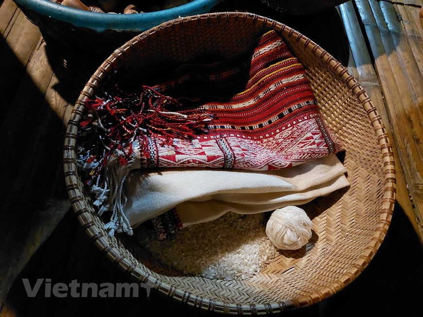 De acuerdo con la costumbre, cuando una pareja se ama y decide casarse, habla con las familias de los dos. El chico consulta a su padre y la chica pregunta a su madre. Si ambas partes están de acuerdo con el matrimonio, la familia del chico buscará un casamentero. La persona elegida para servir de casamentero debe ser un hombre, bien versado en las costumbres y un excelente comunicador. Cuando el casamentero confirma que la pareja está junta voluntariamente y sin parentesco, aprobará el matrimonio. Él invitará a la familia de la chica a la casa del futuro esposo para realizar una ceremonia de compromiso. (Fuente: Vietnam+)