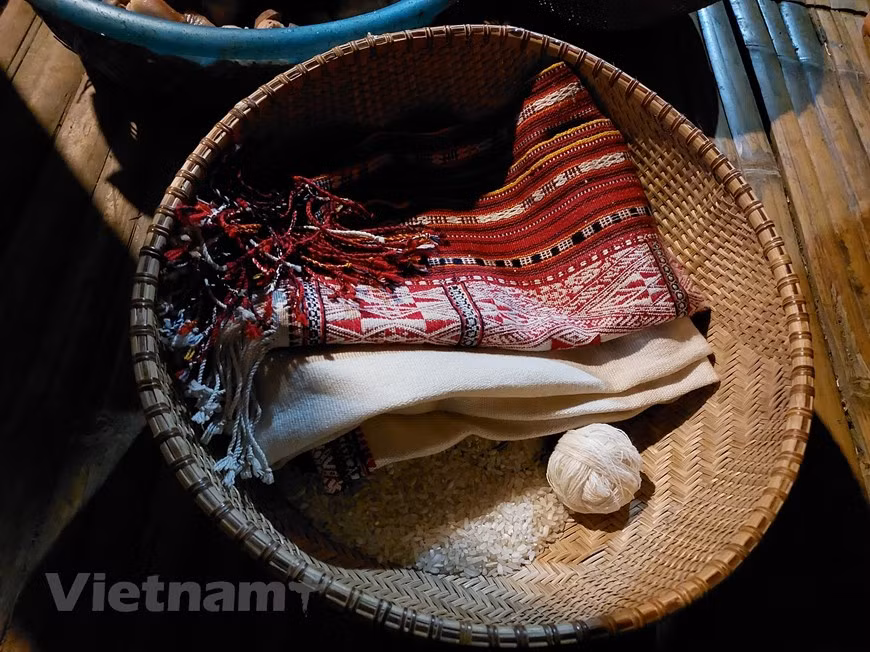 De acuerdo con la costumbre, cuando una pareja se ama y decide casarse, habla con las familias de los dos. El chico consulta a su padre y la chica pregunta a su madre. Si ambas partes están de acuerdo con el matrimonio, la familia del chico buscará un casamentero. La persona elegida para servir de casamentero debe ser un hombre, bien versado en las costumbres y un excelente comunicador. Cuando el casamentero confirma que la pareja está junta voluntariamente y sin parentesco, aprobará el matrimonio. Él invitará a la familia de la chica a la casa del futuro esposo para realizar una ceremonia de compromiso. (Fuente: Vietnam+)