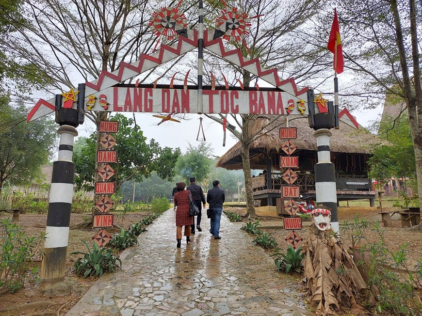 Con el deseo de presentar la cultura tradicional de la minoría étnica de Ba Na, el 12 de febrero pasado, en la Aldea de Cultura y Turismo de las Etnias Minoritarias de Vietnam, ubicada en la comuna de Dong Mo, distrito de Son Tay en las afueras de Hanoi, se recreó una ceremonia de boda única de ese pueblo. Para la comunidad de Ba Na, el ritual del matrimonio es muy importante. Dependiendo de cada época histórica, las costumbres nupciales de este pueblo tienen algunas diferencias. Sin embargo, en general, se conservan aún sus características prístinas, ricas en humanidad, mostrando matices culturales únicos. (Fuente: Vietnam+)