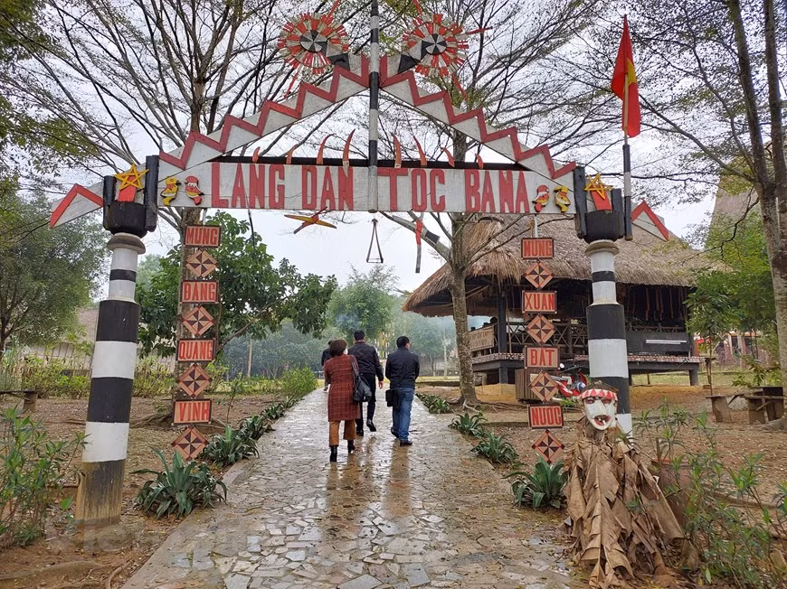 Con el deseo de presentar la cultura tradicional de la minoría étnica de Ba Na, el 12 de febrero pasado, en la Aldea de Cultura y Turismo de las Etnias Minoritarias de Vietnam, ubicada en la comuna de Dong Mo, distrito de Son Tay en las afueras de Hanoi, se recreó una ceremonia de boda única de ese pueblo. Para la comunidad de Ba Na, el ritual del matrimonio es muy importante. Dependiendo de cada época histórica, las costumbres nupciales de este pueblo tienen algunas diferencias. Sin embargo, en general, se conservan aún sus características prístinas, ricas en humanidad, mostrando matices culturales únicos. (Fuente: Vietnam+)