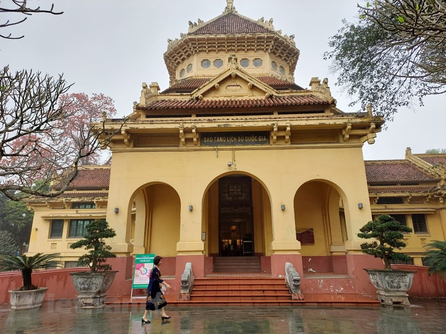 El espacio de exhibición principal se ubica detrás de la sala rectangular y se organiza en forma traspasada, con una transición ordenada. Cada lado de la sala principal octogonal mide 11 metros. El edificio también cuenta con espacios de exhibición temáticos, ubicados a ambos lados de la sala, formando una exhibición espaciosa. Por la armoniosa combinación entre Asia y Europa en la estructura de la planta espacial, en la organización de formas arquitectónicas y fachadas, además de la conformidad entre la obra y el paisaje natural, el edificio del Museo Nacional de Historia se considera como uno de los símbolos del estilo arquitectónico de la cultura indochina, no solo en Hanoi sino en todo el país.(Fuente: Vietnam+)