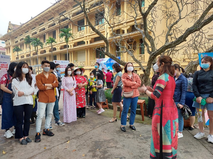 Las colecciones resultan abundantes, con objetos bien preservados y, en el recinto, se desarrollan actividades temáticas diversas e interesantes sobre la cultura y la historia de Vietnam. El Museo Nacional de la Historia se convierte en un lugar de opción en Hanoi, un destino emocionante para comprender la rica historia del país para muchos turistas extranjeros y nacionales. Cada documento, objeto y colección exhibida deviene un patrimonio precioso que porta mensajes del pasado, y la quintaesencia de la diversa y rica cultura vietnamita. Al visitar el Museo Nacional de Historia, el público aprende más sobre la larga tradición cultural y de lucha heroica y resistente en el proceso de construcción nacional y defensa del país. (Fuente: Vietnam+)