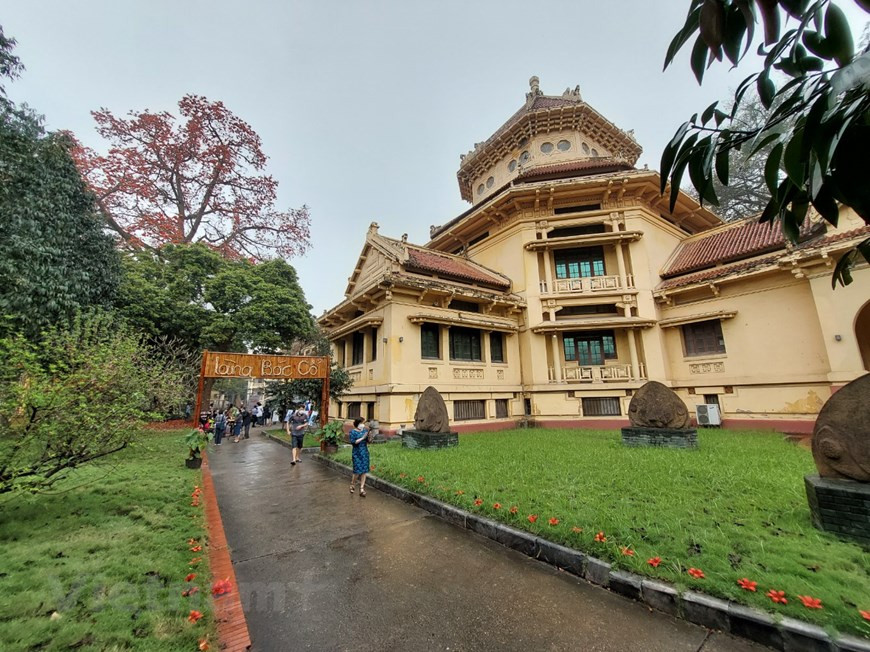 La fusión de los museos de Historia y de la Revolución de Vietnam -los primeros del país indochino- dio lugar al Museo Nacional de la Historia que quedó instaurado de manera oficial el 26 de septiembre de 2011. Más precisamente, el emplazamiento se ubica en el antiguo edificio de la Escuela francesa del Extremo Oriente. En una época anterior, se llamaba Museo “Louis Finot”, por el nombre de su primer director. Mientras el Museo de la Revolución vietnamita se ubicaba también en un edificio colonial, del Servicio de Comercio de Indochina, erigido en 1917. Estas dos edificaciones ahora componen el Museo Nacional de la Historia de Vietnam y, junto al Teatro de la Ópera, crean un hermoso complejo arquitectónico en el seno de esta capital. (Fuente: Vietnam+)