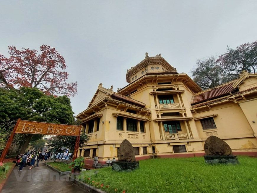 El arquitecto, arqueólogo y urbanista francés Ernest Hébrard concibió y dirigió la construcción del edificio. El ingeniero galo residía en la península Indochina desde 1921, y participó en la planificación de varias ciudades, incluidas Hanoi y Da Lat. Hébrard es conocido por ser el autor del "estilo indochino" al abogar por una renovación y romper con las tendencias arquitectónicas que prevalecían en ese momento en la metrópoli por considerarlas no adecuadas para un país tropical. Ernest Hébrard no quería imponer la arquitectura extranjera en un país con una tradición ancestral, por lo que se le ocurrió combinar la arquitectura tradicional local con el estilo occidental y lo logró con éxito. (Fuente: Vietnam+)