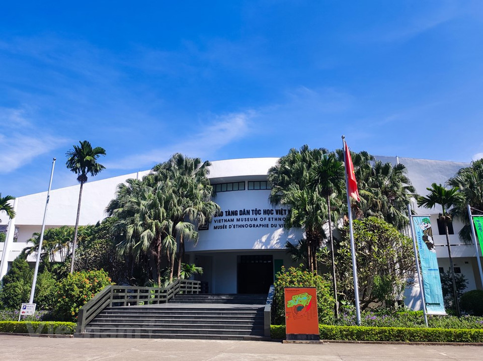 Con una superficie de alrededor de 50 mil hectáreas, el Museo de Etnología exhibe el arte tribal, los instrumentos artísticos y objetos cotidianos, junto con fotos y archivos, de los 54 grupos étnicos vietnamitas. De acuerdo con varias revistas, ese lugar constituye, junto al Mausoleo de Ho Chi Minh, la pagoda del pilar único y el lago Hoan Kiem (Espada Restituida, uno de los destinos de obligada visita para los turistas en Hanoi. El Museo está ubicado en la calle Nguyen Van Huyen, del distrito capitalino de Cau Giay. La institución centra su trabajo en la colaboración con las naciones, agencias culturales y embajadas para brindar informaciones y una idea sobre la vida de los pueblos en la región. (Foto: Vietnam+)