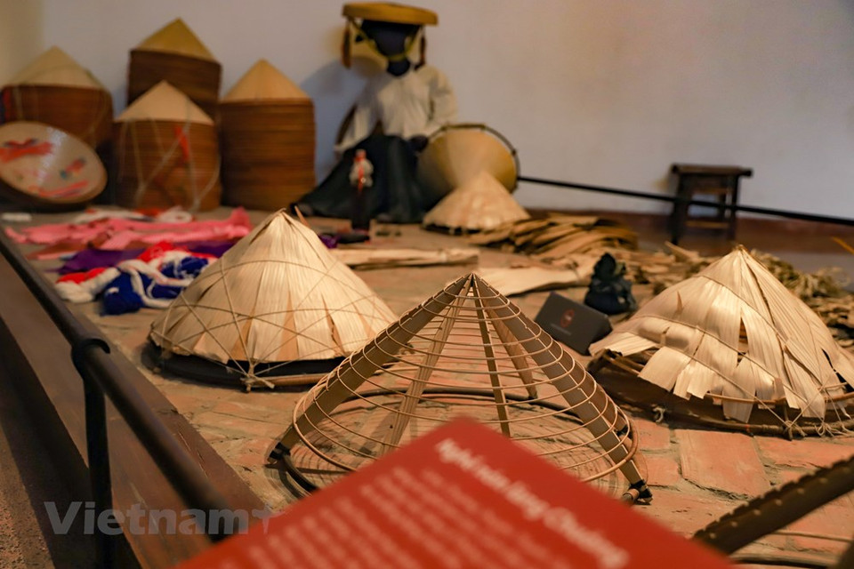 Localizado a 8 kilómetros de distancia del centro de la ciudad de Hanoi, el distinguido museo es un lugar de opción para los que gustan descubrir la rica cultura de las 54 nacionalidades de Vietnam. La institución comprende dos zonas de exposición. El recinto, diseñado en forma de tambor sobre una extensión de dos mil 500 metros cuadrados, divide los espacios según grupos lingüísticos, en los cuales resaltan los valores culturales singulares de las 54 comunidades étnicas de Vietnam. Al exterior abierto, se puede apreciar un complejo de casas de diferentes etnias, tanto de la mayoritaria Kinh, o Viet, como de las minoritarias. Los visitantes se sentirán atraídos por la presentación y el diseño del museo y comprenderán los colores culturales únicos de cada grupo étnico. (Foto: Vietnam+)