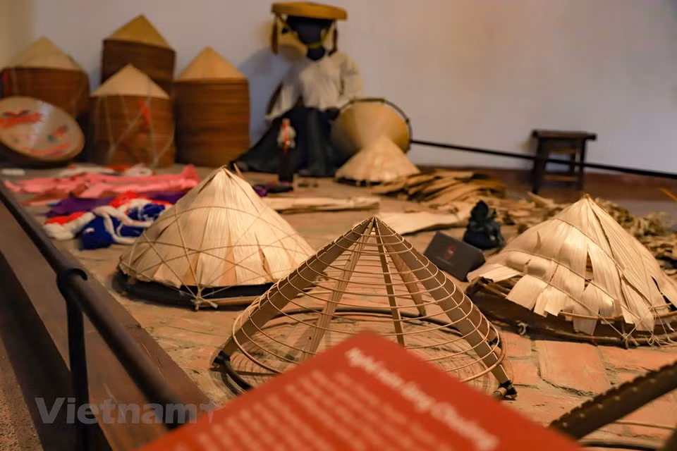 Localizado a 8 kilómetros de distancia del centro de la ciudad de Hanoi, el distinguido museo es un lugar de opción para los que gustan descubrir la rica cultura de las 54 nacionalidades de Vietnam. La institución comprende dos zonas de exposición. El recinto, diseñado en forma de tambor sobre una extensión de dos mil 500 metros cuadrados, divide los espacios según grupos lingüísticos, en los cuales resaltan los valores culturales singulares de las 54 comunidades étnicas de Vietnam. Al exterior abierto, se puede apreciar un complejo de casas de diferentes etnias, tanto de la mayoritaria Kinh, o Viet, como de las minoritarias. Los visitantes se sentirán atraídos por la presentación y el diseño del museo y comprenderán los colores culturales únicos de cada grupo étnico. (Foto: Vietnam+)