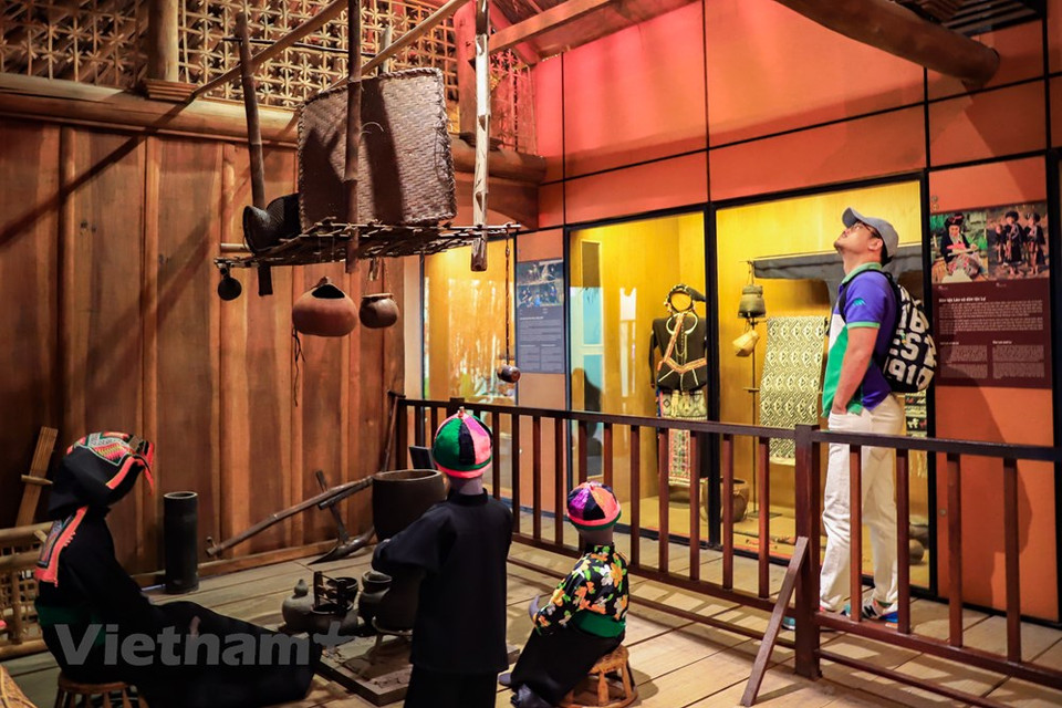 El Museo de Etnología de Vietnam es un centro de investigación y exposición de las quintaesencias culturales de Vietnam, en particular las de las minorías étnicas. El centro quedó inaugurado en noviembre de 1997, en ocasión de la séptima Conferencia Cumbre de la Francofonía en Hanoi. Las costumbres y tradiciones culturales más típicas del pueblo vietnamita reflejadas en los objetos expuestos atraen a muchos visitantes. La mayoría se sorprende con los hermosos artefactos que se exhiben, desde ropa, herramientas hasta modelos de rituales, funerales, bodas, entre otros. Todos se reconstruyen como un rincón en miniatura de la vida y la cultura tradicional de las antiguas minorías étnicas del país. (Foto: Vietnam+)