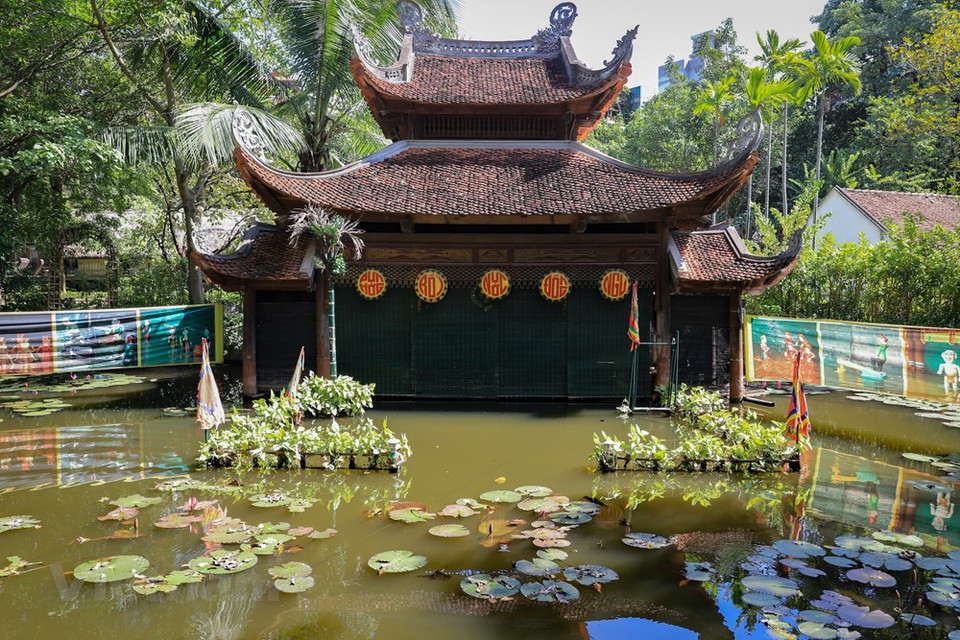 Las espléndidas marionetas de agua de Vietnam cuentan con un área escénica en el espacio del Jardín Arquitectónico, que suele albergar presentaciones los fines de semana. Ese teatro de títeres también escenifica rituales como el festival de percusión, el preludio del Teu, títere popular que encarna las cualidades típicas del pueblo vietnamita, la danza de las hadas y la de los cuatro animales sagrados (el dragón, el león, la tortuga y el fénix). La danza de los muñecos en el agua que es como denominan los vietnamitas a esa forma peculiar de hacer teatro, se ha convertido en parte de la identidad cultural de Vietnam, un hecho que tomó en cuenta la UNESCO para incorporarla a la lista de Patrimonio Intangible de la Humanidad. (Foto: Vietnam+)