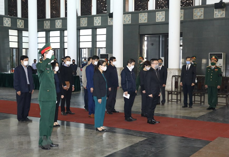 La delegación de la Agencia Vietnamita de Noticias, encabezada por su subdirector general, Le Quoc Minh, rinde homenaje a Truong Vinh Trong. (Foto: VNA)
