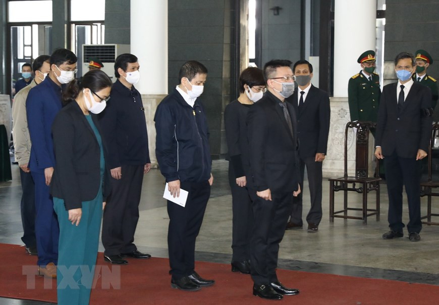 La delegación de la Agencia Vietnamita de Noticias, encabezada por su subdirector general, Le Quoc Minh, rinde homenaje a Truong Vinh Trong. (Foto: VNA)