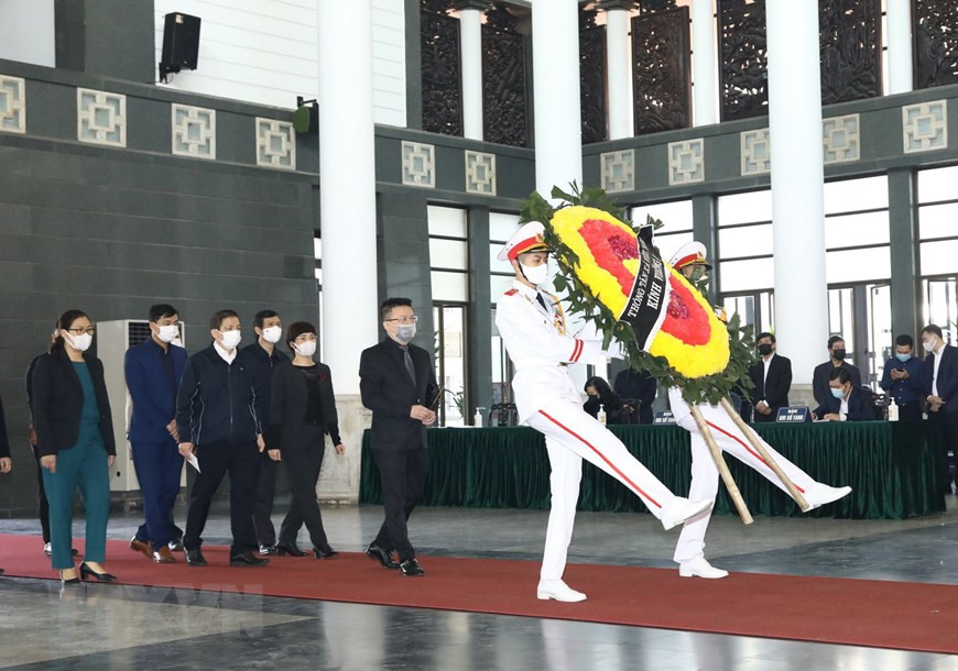 La delegación de la Agencia Vietnamita de Noticias, encabezada por su subdirector general, Le Quoc Minh, rinde homenaje a Truong Vinh Trong. (Foto: VNA)
