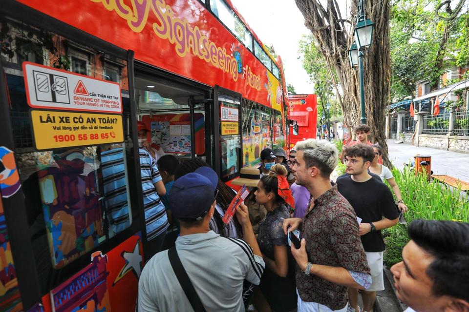 Muchos turistas extranjeros quieren experimentar el recorrido por Hanoi en un autobús de dos pisos (Fuente: VNA)