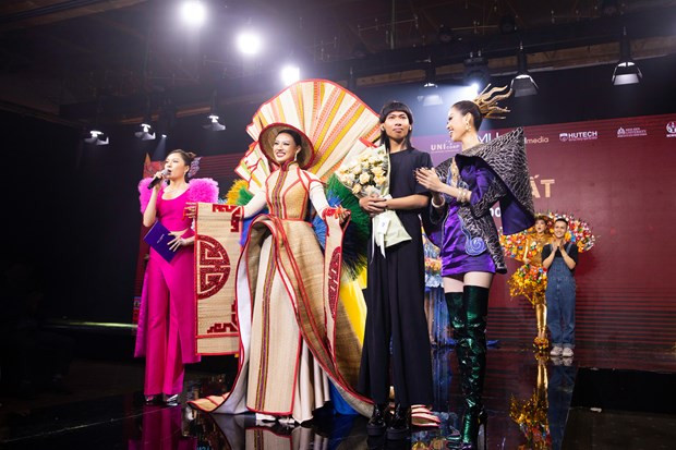 El traje ganador “Chieu Ca Mau” (Estera de Ca Mau) (Fuente: Vietnam+)