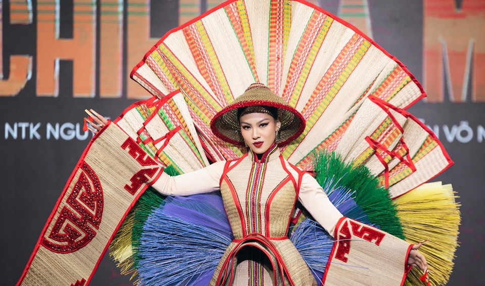 El traje “Chieu Ca Mau” (Estera de Ca Mau) pesa alrededor de 15 kilogramos, diseñado en forma de Ao Dai (traje tradicional de las mujeres vietnamitas). La manga y los pantalones en el interior están hechos de tela. Mientras la parte exterior consiste en esteras de junco (Fuente: Vietnam+)