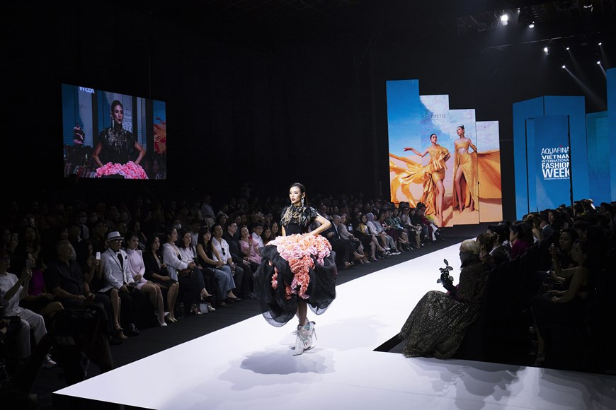 Sobresaliente en su primera aparición en un evento de moda de clase mundial en Vietnam, Tuyet Le dedicó todo su corazón a la realización de la colección “Rose Secret” (Foto: Vietnam +)