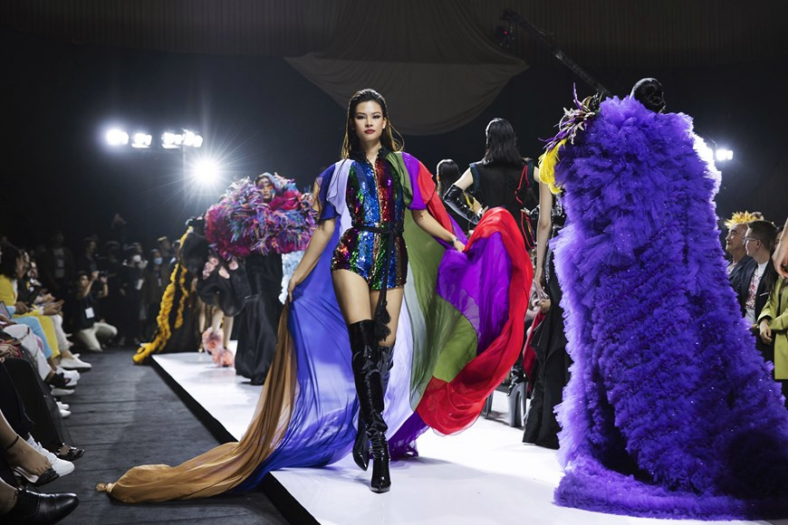 La colección “Rose Secret” también reúne una serie de rostros famosos mundiales, tales como Miss Global 2019 Karolína Kokešová, Miss Tierra 2015 Angelia Gabrena Ong, Miss Vietnam Tieu Vy, entre otros (Foto: Vietnam +)