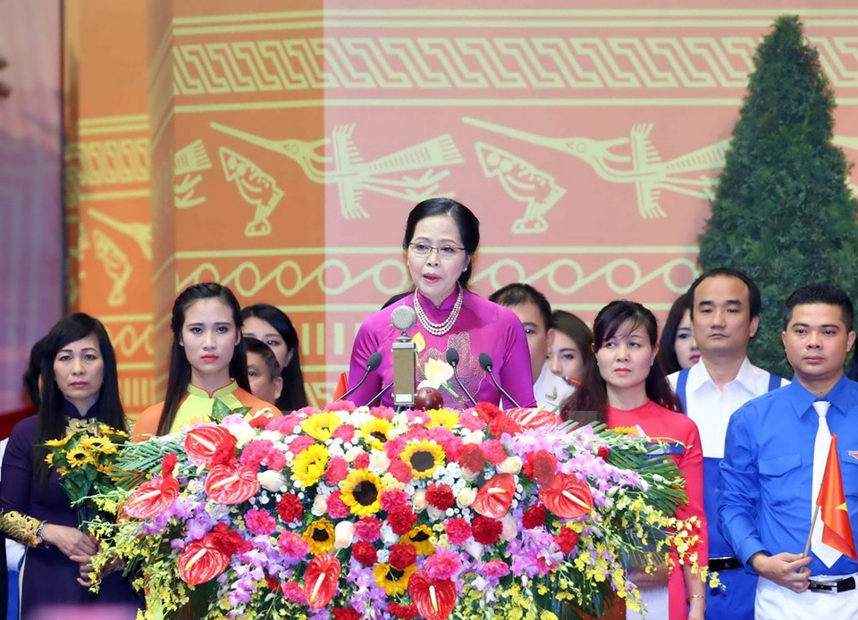 En nombre del pueblo, Le Thi Kim Oanh, vicepresidenta de la filial del Frente de la Patria en Hanoi, divulga el discurso al saludo del Congreso (Fuente: VNA)