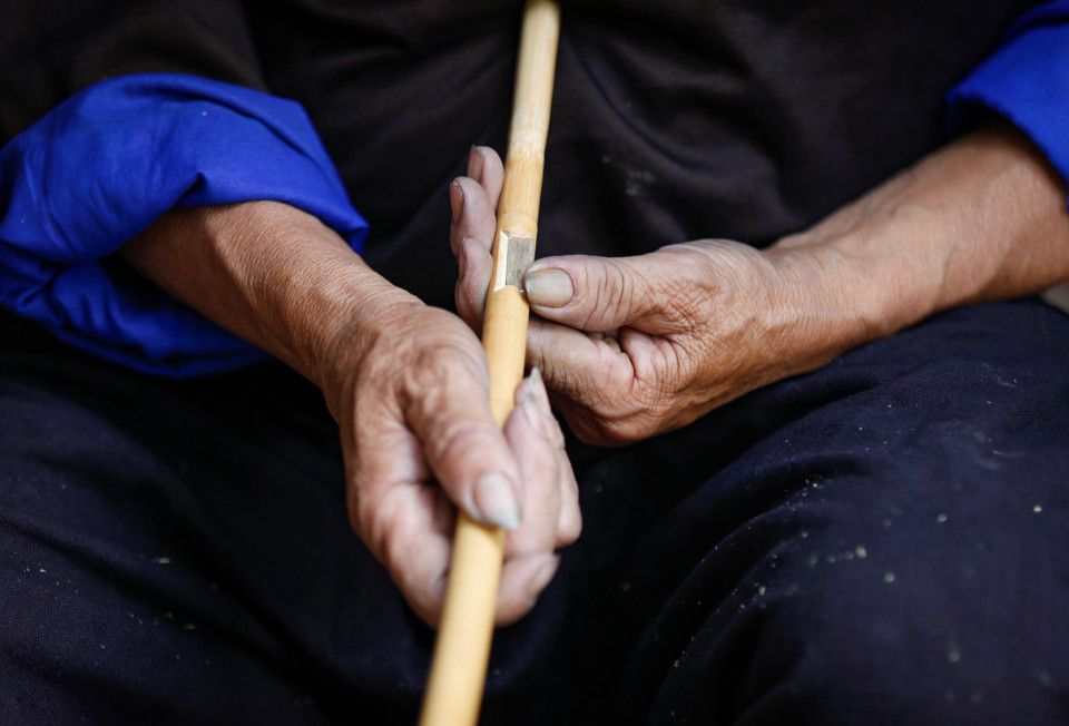 La etapa más difícil para hacer la flauta es la elaboración de las "lenguas de pollo". (Foto: VNA)