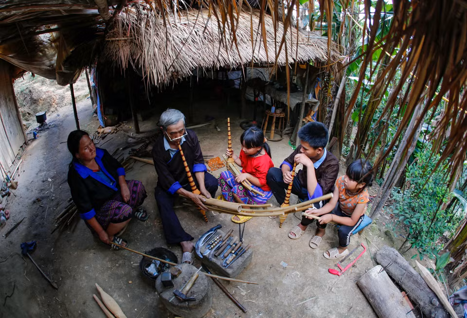 Khen es la pasión de toda la familia del artesano Thao Cang Sua (pueblo de Sang Nhu, comuna de Mo De, distrito de Mu Cang Chai). (Foto: VNA)