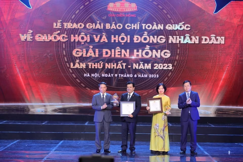 Entrega del premio por el excelente producto multimedia "Página de información especial sobre la elección de diputados a la XV Legislatura de la Asamblea Nacional y Consejos Populares en todos los niveles para el período 2021-2026" a la Agencia Vietnamita de Noticias en la ceremonia del Concurso Dien Hong. (Foto: VNA)