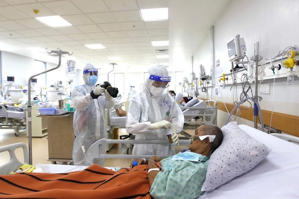 Un reportero de la Agencia Vietnamita de Noticias trabaja en el hospital con pacientes de la COVID-19. (Foto: VNA)