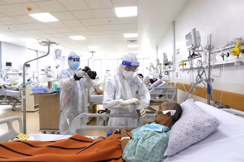 Un reportero de la Agencia Vietnamita de Noticias trabaja en el hospital con pacientes de la COVID-19. (Foto: VNA)