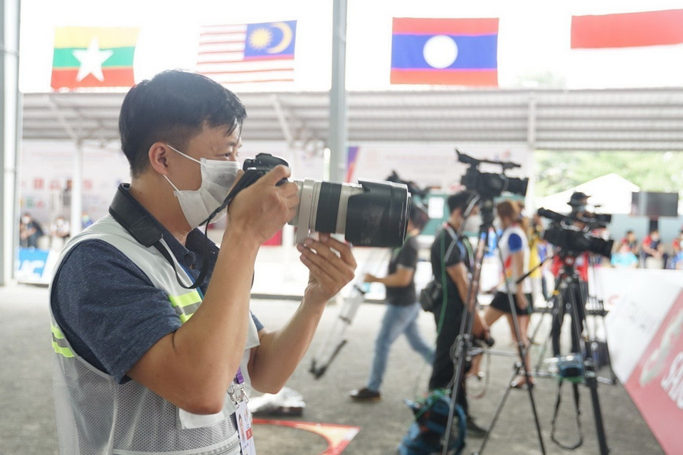 Reporteros de la Agencia Vietnamita de Noticias en los XXXI Juegos Deportivos del Sudeste Asiático - 2021 (SEA Games 31). (Foto: VNA)