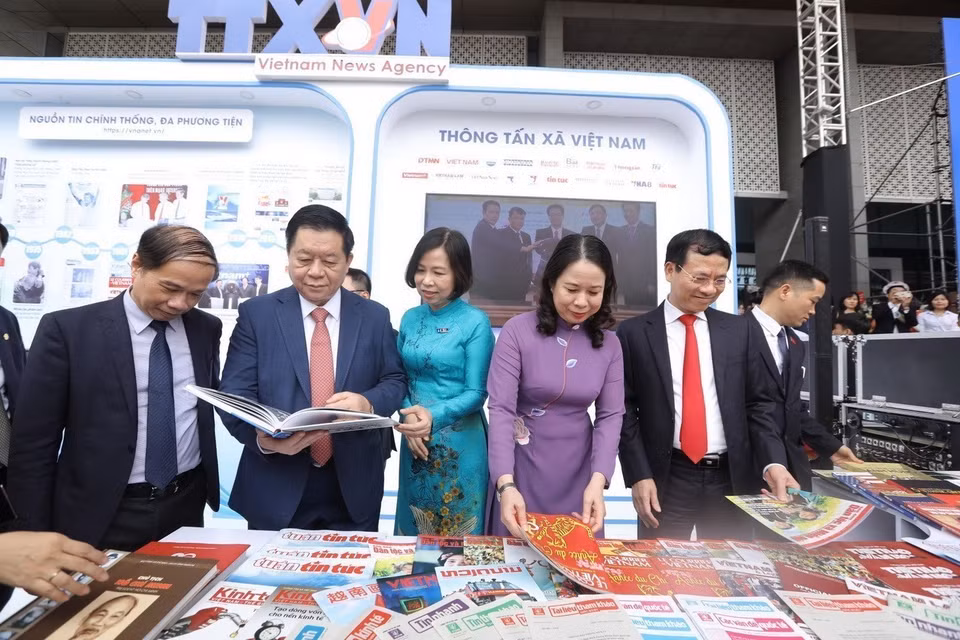 El secretario del Comité Central del Partido y jefe de la Comisión de Propaganda y Educación, Nguyen Trong Nghia; la vicepresidenta del Estado Vo Thi Anh Xuan y el ministro de Información y Comunicación Nguyen Manh Hung visitaron el stand de la Agencia Vietnamita de Noticias en la Feria Nacional de Periódicos 2023. (Foto: VNA)