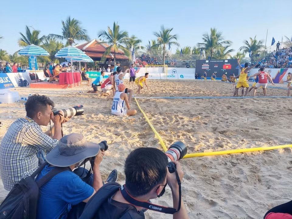 Los fotoperiodistas no tienen miedo de trabajar en todas las condiciones para obtener las imágenes más realistas y bellas en SEA Games 31. (Foto: VNA)