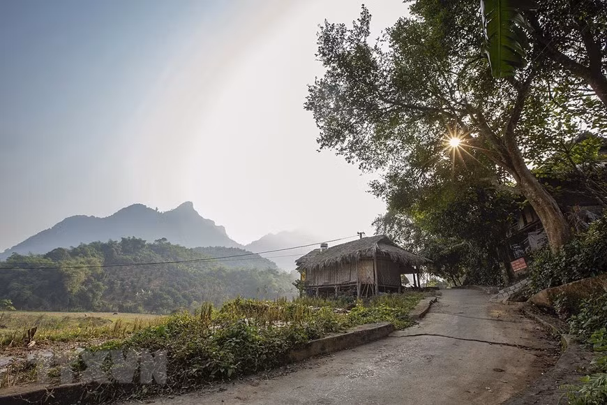 El paisaje poético y pacífico cada mañana en el pueblo de Giang Mo - Hoa Binh (Foto de VNA)