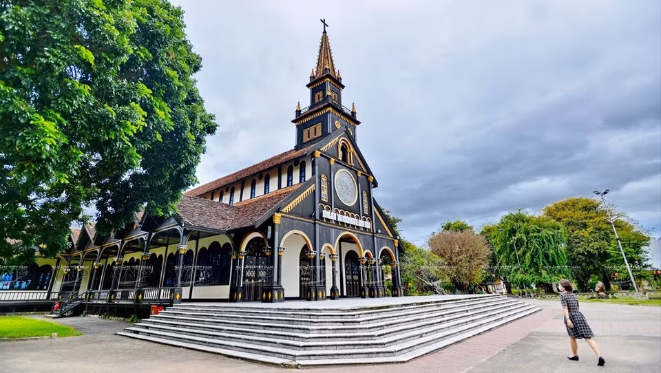 La majestuosa y antigua belleza de la iglesia de madera de más de cien años en Kon Tum (Fuente: VNA)