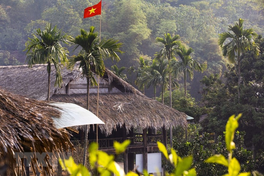 Los techos sobre pilotes en la tierra de los Muong en Hoa Binh (Foto de VNA)