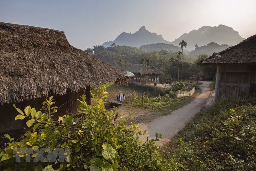 Escena apacible del amanecer en la aldea de Giang Mo (Foto de VNA)