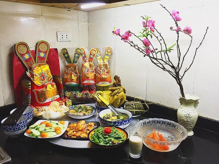 Luego, las carpas se colocan solemnemente en una bandeja para adorar a Ong Cong, Ong Tao. Una vez completado el rito, las carpas serán "liberadas" en ríos, estanques o lagos, es decir, brindar a Ong Cong, Ong Tao “vehículos” para viajar al cielo (Foto: VNA)