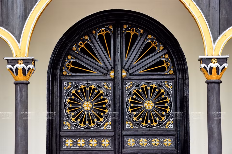 Motivos que decoran la puerta principal de la iglesia (Fuente: VNA)
