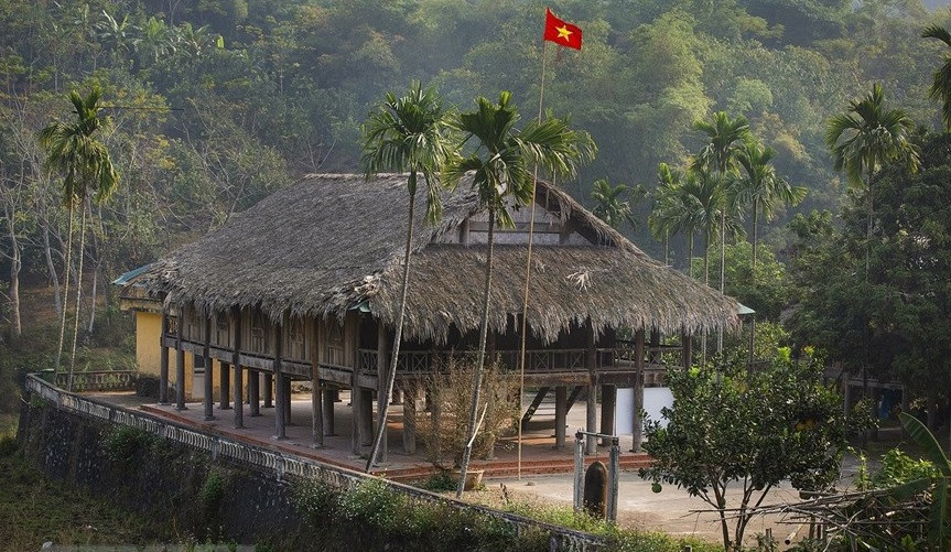 Las antiguas casas sobre pilotes con forma de tortuga (casas de tortugas) del pueblo Muong todavía se mantienen intactas en la aldea de Giang Mo (Foto de VNA)