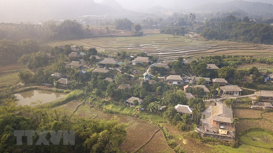 La aldea de Giang Mo está ubicada en el valle al pie de la montaña Mo, rodeada de campos de arroz y colinas (Foto de VNA)