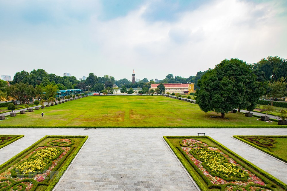 Alrededores de la Torre de la Bandera en Hanoi, donde tuvo lugar el histórico acto de izamiento de la bandera, el 10 de octubre de 1954. A las 8:00, hora local, de ese día, tropas del Ejército Popular de Vietnam entraron en la capital en medio de una calurosa acogida de más de 200 mil residentes en Hanoi, con flores y banderas. A las 15:00 horas, aconteció el primer acto de saludo a la bandera nacional en una Hanoi liberada. En la ocasión, el presidente del Comité de Administración Militar de la capital, Vuong Thua Vu, dio a conocer la carta enviada por el Presidente Ho Chi Minh a los pobladores locales con motivo de la liberación de Hanoi. Todas las miradas se dirigen hacia la bandera nacional que ondea en la torre de la Bandera de Hanoi (Foto: Vietnam+)