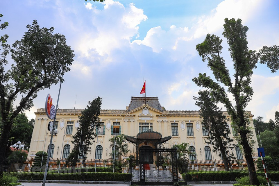 Una hermosa casa destaca en el distrito de Hoan Kiem que alguna vez fue conocida como el Palacio del Gobernador del Norte (hoy Casa de Huéspedes del Gobierno), su construcción data de 1918, en el Número 12 de la calle Ngo Quyen. Fue la residencia del gobernador francés en el Norte de Vietnam durante el período colonial francés. El día del levantamiento general en Hanoi (19 de agosto de 1945), las fuerzas de Viet Minh y el pueblo de Hanoi atacaron y ocuparon este edificio. Después de la victoria de la Revolución de Agosto, el Presidente Ho Chi Minh y el gobierno provisional de la República Democrática de Vietnam volvieron a trabajar aquí hasta el Día de la Resistencia Nacional (19 de diciembre de 1946). En 1954, esta construcción fue remodelada y se convirtió después en la Casa de Huéspedes del Estado. (Foto: Vietnam+)