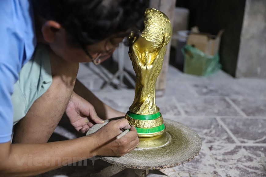 La instalación de fabricación de cerámica Hai Tuyet preparan los modelos de copa para los fanáticos (Fuente: Vietnam+)