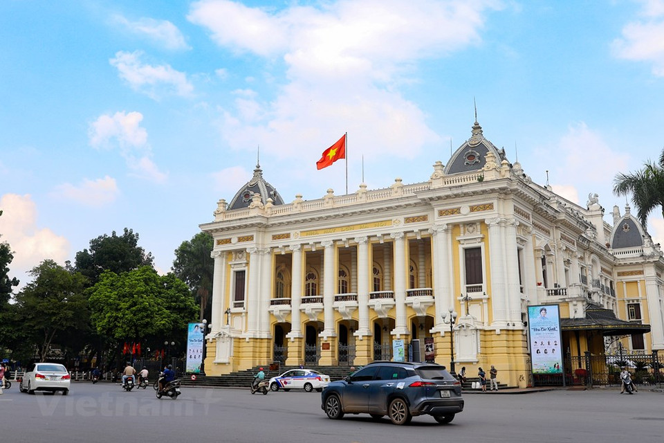 Camino al centro de la capital vietnamita, llama la atención el Gran Teatro de Ópera de Hanoi. Fue construido por la administración colonial francesa entre 1901 y 1911. No solo se trata de una obra arquitectónica particular sino también de un lugar familiar para los residentes en esta urbe, en particular, y todos los pobladores del país, en general, puesto que se asocia a diferentes hitos históricos, especialmente la Revolución de Agosto y los primeros años de desarrollo de la República Democrática de Vietnam. Ahora sigue siendo un lugar para llevar a cabo grandes actividades del intercambio cultural entre Vietnam y otros países, y se ha convertido en un hermoso símbolo de la arquitectura, la cultura y el arte de la capital (Foto: Vietnam+)
