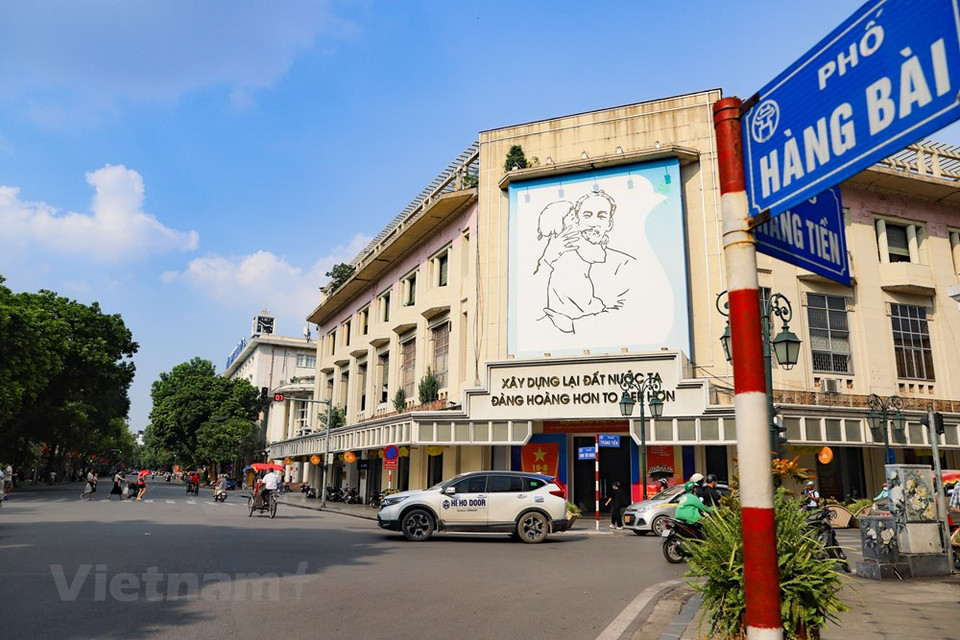 Desde el área del lago Hoan Kiem, en la calle Hang Bai-Dinh Tien Hoang, muchos presenciaron el momento en que las tropas liberadoras del Sur de la División 308 entraron y se apoderaron de Hanoi en la mañana del 10 de octubre de 1954. En ese día, más de 200 mil residentes en la capital vietnamita salieron a las calles para dar la bienvenida, con flores y banderas, a las tropas libertadoras. A las 8 horas, los soldados, con la insignia “Combatiente de Dien Bien Phu” en el pecho, regresaban a Hanoi en medio de la calurosa acogida de los pobladores. Donde llegaban los soldados, resonaban oleadas de vítores. Esa fecha se convirtió en hito importante de la historia de la milentaria Hanoi, capital heroíca y ciudad por la paz (Foto: Vietnam+)