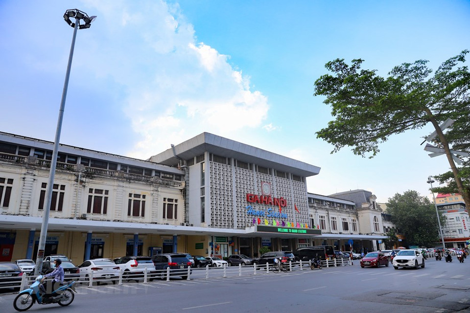 Con una interesante conjunción de estilos arquitectónicos de distintas épocas, la Estación de Hanoi (o Estación Hang Co) es un paradero de trenes ubicado en la capital de Vietnam. Se trata de una de las primeras instalaciones que las tropas liberadoras de la capital tomaron de los franceses en la mañana del 9 de octubre de 1954. La estación de tren de Hanoi fue construida por Francia e inaugurada en 1902. En ese momento, la estación de Hanoi tenía un diseño de estilo occidental y fue diseñada por Henri Vildieu. También era una de las estaciones más grandes de la región del Sudeste Asiático en aquel momento. El edificio sufrió daños en 1972 por la guerra, y en 1976, se reconstruyó la sala central con un estilo moderno, conservando las históricas alas laterales (Foto: Vietnam+)