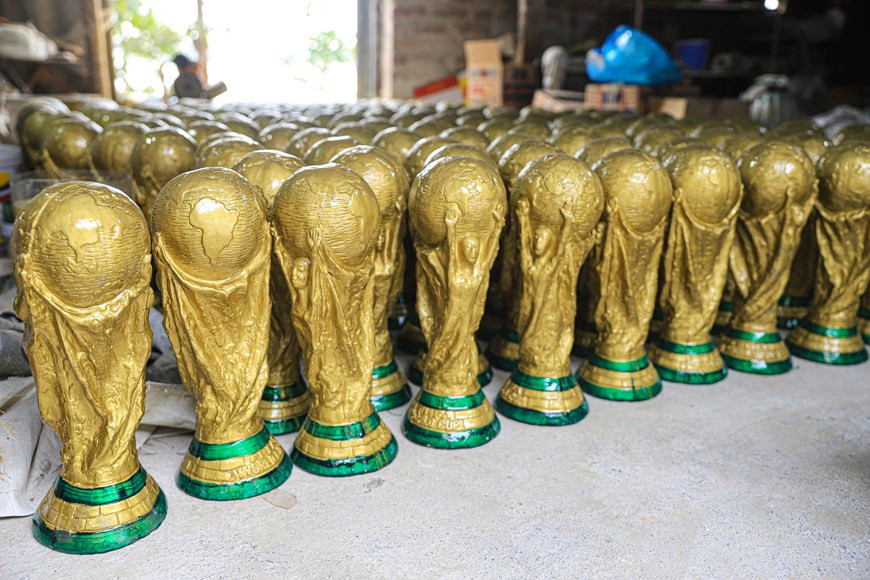 Desde septiembre hasta la fecha, la instalación de producción de cerámica Nhat Nga fabricó más de cinco mil copas hechas de yeso para servir a los fanáticos del fútbol (Fuente: Vietnam+)