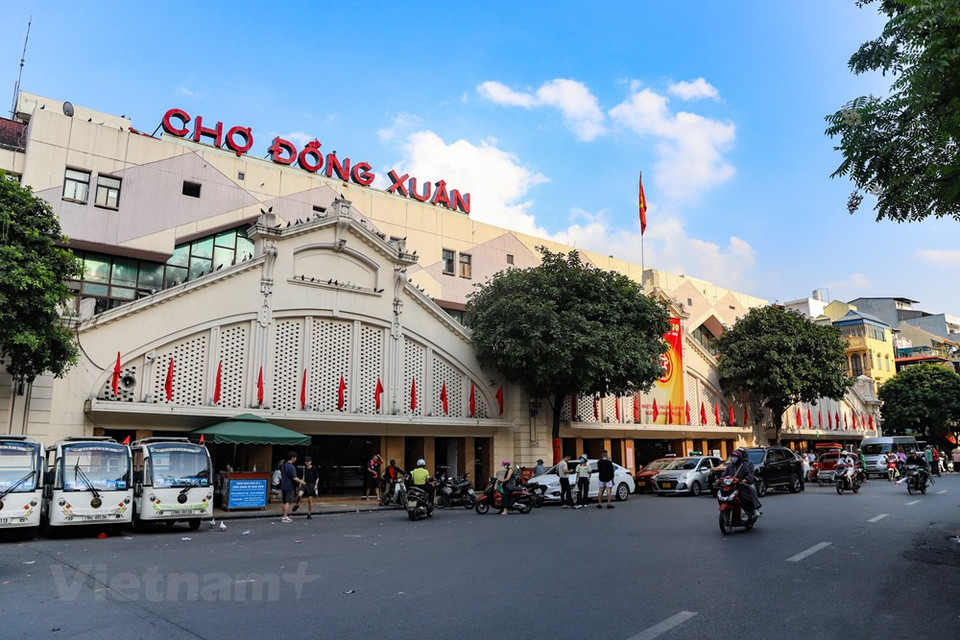 Siempre colmado de clientes, el mercado Dong Xuan se ubica en el distrito de Hoan Kiem de Hanoi. Originalmente construido por el gobierno francés en 1889, Dong Xuan ha sido renovado en varias ocasiones, siendo la última en el año 1994 después de que un incendio casi destruyó el emplazamiento. Đong Xuan es el mercado cubierto más grande de Hanoi. Al final del siglo XIX, el barrio antiguo de Hanoi tenía dos mercados principales, uno en la calle Hang Duong y el otro en la calle Hang Ma. En 1889, estos dos centros comerciales se cerraron y se sustituyeron por el original Dong Xuan. También se trata del lugar por donde pasaron las tropas libertadoras de Hanoi para trasladarse a la Ciudadela Imperial de Thang Long (Foto: Vietnam+)